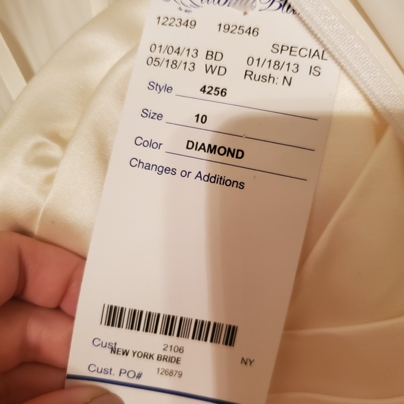 Wedding dress - Picture 8 of 13